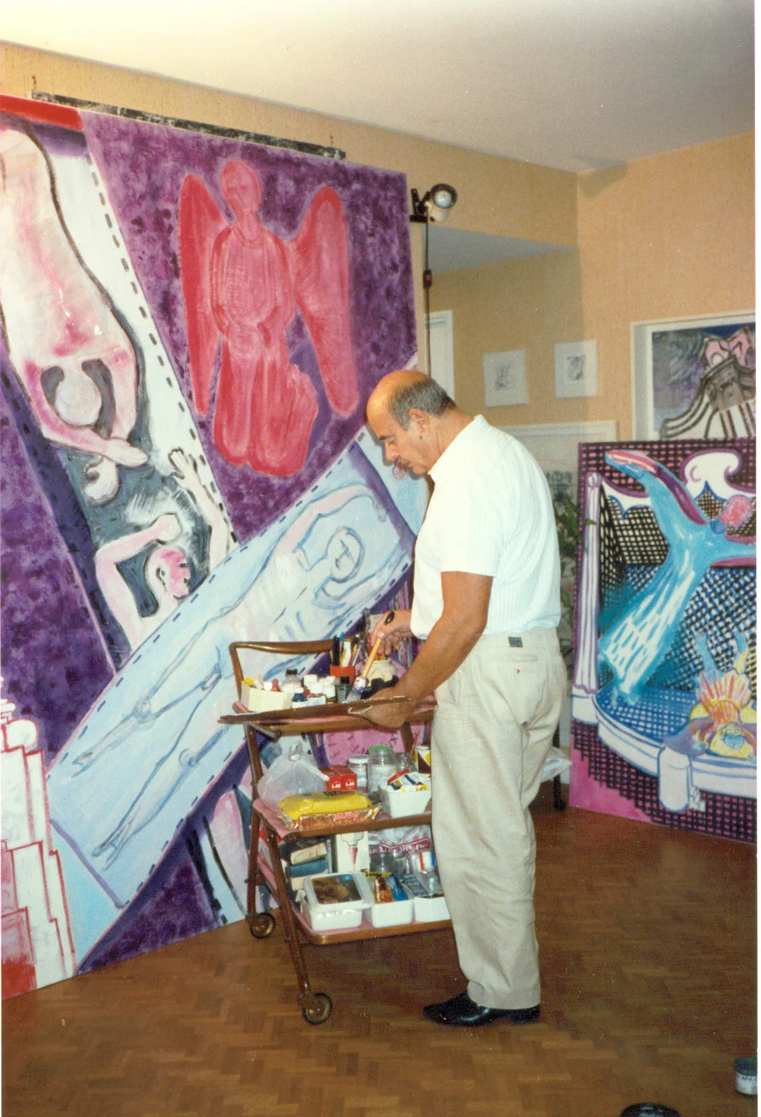 Nunzio Franco Pascarella de Capoa mentre dipinge nel suo atelier parigino nel 1989