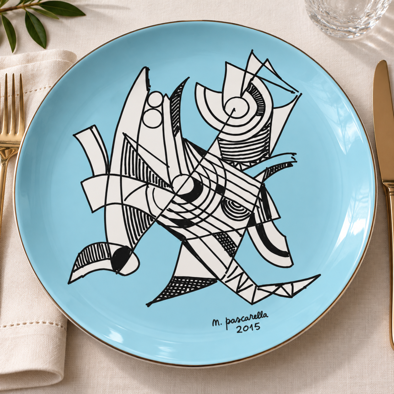 Assiette bleu clair avec un dessin NP Cerebrals sur une table dressée